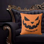 Beängstigende Kürbislaterne Benutzerdefiniertes Or Kissen<br><div class="desc">Dieses geilen orangefarbenen Halloween-Kissen besticht durch eine cool lächelnde Kürbislaterne und einen eigenen personalisierten Text. Niedliche und beängstigende Einrichtung.</div>