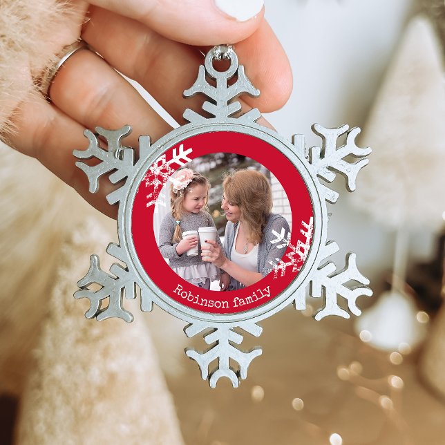 Beängstigende Schneeflocken Rotes Foto Mit Monogra Zinn-Ornament (Rustic snowflake family holiday keepsake photo ornament perfect for gifts to bring joy to others.)