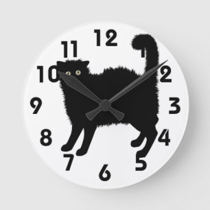 Beängstigende Uhr an der Wand