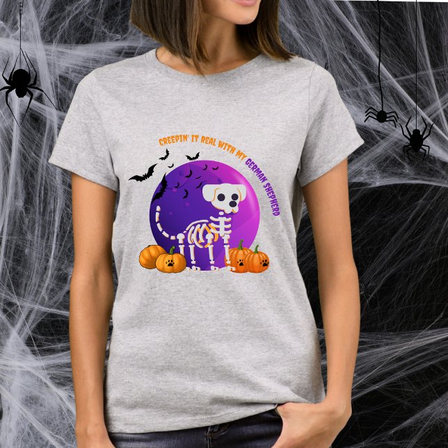 Beängstigender deutscher Schäferhund Halloween Ful T-Shirt (Spooky Halloween t-shirt with a dog skeleton, full moon, pumpkins, bats, and your favorite dog breed)