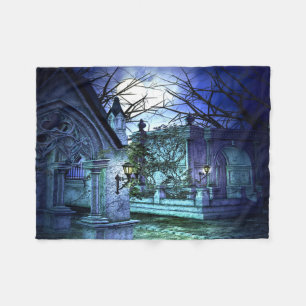Beängstigender Friedhof mit Friedhof und Gräbern Fleecedecke