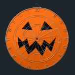 Beängstigender Halloween-Kürbis schnitzender Dartscheibe<br><div class="desc">Beängstigender Halloween-Kürbis schnitzender Hauptdartboard. Lustige Zuhausedekorationen für Halloween-Party. Orange und schwarzer Kürbisgesichtsentwurf. Kürbislaternegraphik.</div>