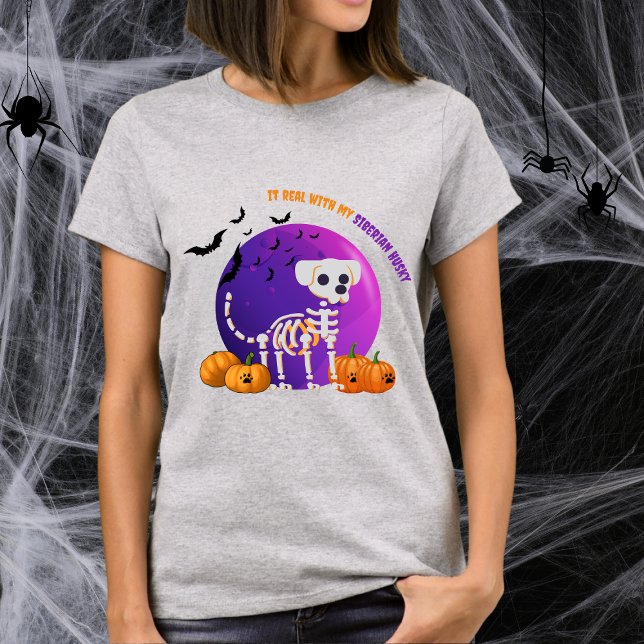 Beängstigender sibirischer Husky Halloween Full Mo T-Shirt (Spooky Halloween t-shirt with a dog skeleton, full moon, pumpkins, bats, and your favorite dog breed)