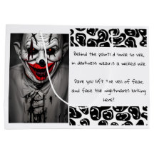 Beängstigendes Böse lächelt Clown & Quote