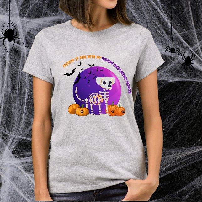 Beängstigendes deutsches KurzhaarHalloween TShirt (Spooky Halloween t-shirt with a dog skeleton, full moon, pumpkins, bats, and your favorite dog breed)