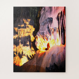 Beängstigendes Gesicht in einer Höhle