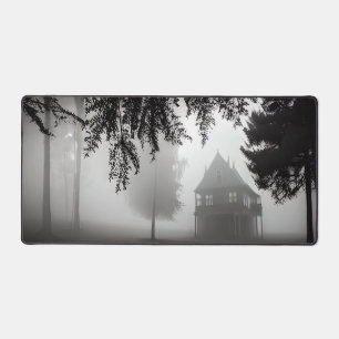 Beängstigendes Spuk Herrenhaus in Nebel Schreibtischunterlage