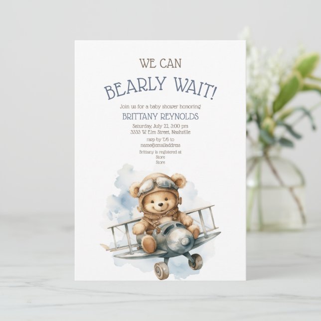 Bear Blue Baby Dusche mit einem Flugzeug warten Einladung (Stehend Vorderseite)