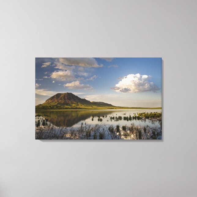 Bear Butte reflektiert in den Bar Butte Lake nahe Leinwanddruck (Vorderseite)