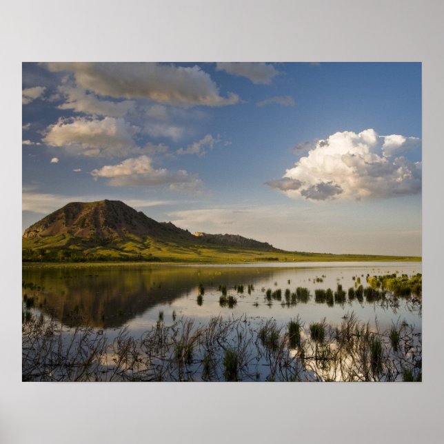 Bear Butte reflektiert in den Bar Butte Lake nahe Poster (Vorne)