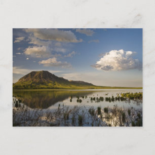 Bear Butte reflektiert in den Bar Butte Lake nahe Postkarte