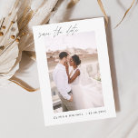 Bearbeitbares Save the Date Foto Minimalistisch<br><div class="desc">Hochzeit Speichern Sie die Datumskarten,  die ein Foto auf der Vorder- und Rückseite haben. Die Save the Date-Karten enthalten eine moderne,  handgeschriebene,  kursive Schriftzeichen-Typografie,  die elegant,  einfach und modern nach einem einfachen Hochzeitstag-Fest zu verwenden sind.</div>