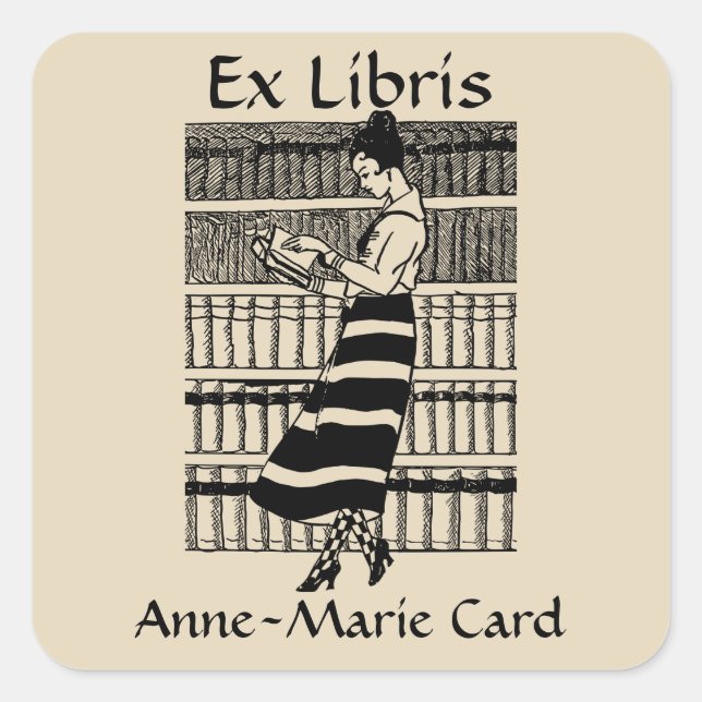 Bearbeiten eines weiblichen Lesens in einem Librar Quadratischer Aufkleber (Vorderseite)