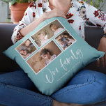 Bearbeitung der Hintergrundfarbe unserer FotoColla Kissen<br><div class="desc">Kissen mit den Worten "Unsere Familie" in einem weißen stylishen Skript mit 4 Fotos mit weißem Rand um sie herum angeordnet Seite an Seite auf der Vorder-und Rückseite, sodass es insgesamt 8 Fotos, die Sie mit Ihren eigenen Fotos gegen eine bearbeitbare Hintergrundfarbe (klicken Sie auf "anpassen", um die Hintergrundfarbe zu...</div>