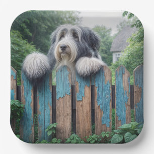 Bearded Collie Pinkeln über den alten Zaun Pappteller