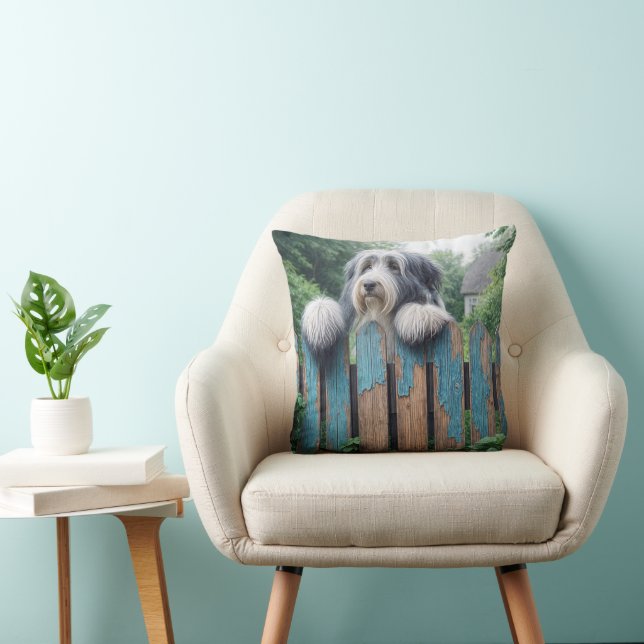 Bearded Collie Pinkeln über einen alten Zaun Kissen (Stuhl )