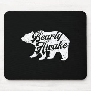 Bearly Awake Bär. Lustiger Bär Weihnachten Schlafa Mousepad