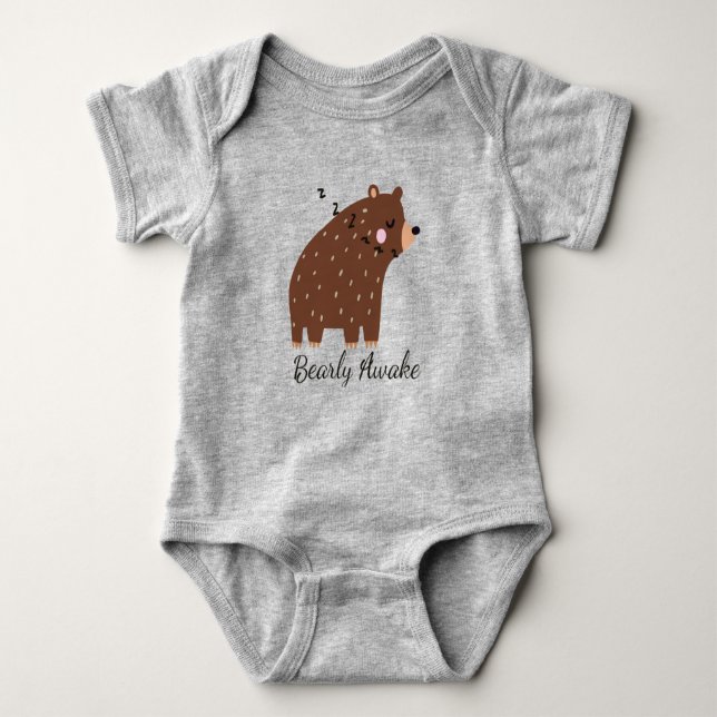 Bearly Awake fun Zitat niedlicher Cartoon Bär Tier Baby Strampler (Vorderseite)