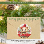 Beary Merry Christmas Sticker<br><div class="desc">Mit dem Beary Merry Weihnachtsaufkleber ein wenig Feiertagsstimmung bringen! ・ Auf hochqualitativem, säurefreiem Papier für den Langzeitgebrauch gedruckt ・ Lebhafter Vollfarbenddruck mit Vollblutdruck für Pop ・ Kratzfestes Vorderteil, leicht abziehbar ・ In matter oder glänzender Ausführung zum Anzug Ihres Stils erhältlich ・ Groß (3" x 3") oder klein (1, 5" x...</div>