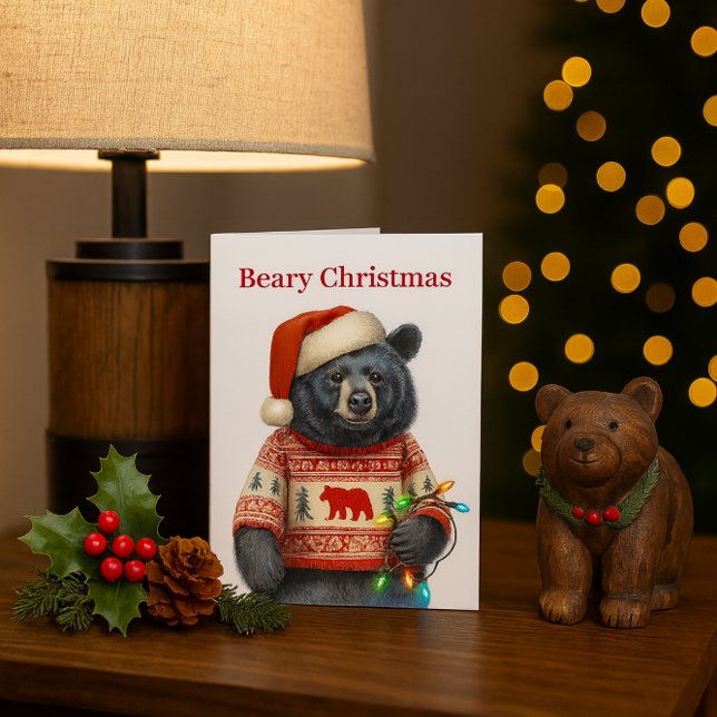 Beary Merry Weihnachtskarte Feiertagskarte (Beary Christmas card with cute black bear in sweater, Santa hat, and lights kids holiday card design)