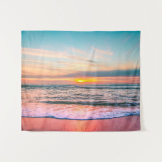 Beau coucher du soleil sur la tapisserie de plage