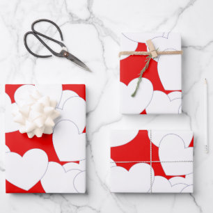 Beau Papier Rouge Enveloppé Avec Gros Coeurs Blan