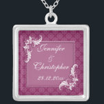 Beaujolais Damask und Blumenzarge Versilberte Kette<br><div class="desc">Ein Vintages Design für Ihre kommenden Nuptials mit einem subtilen Damast-Muster auf einem schönen rosa Hintergrund. Der Text ist umgeben von einem rechteckigen Rahmen mit einem Blumenwirl in zwei Ecken mit erhöhter Druckwirkung. Der Text ist vollständig für Ihren eigenen besondere Anlass anpassbar. Die Farben sind die neuesten Modefarben, um Ihren...</div>