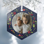 Beautiful Blue Botanic Foto Custom Christmas Ornament Aus Glas<br><div class="desc">Dieses wunderschöne bläuliche botanische Urlaubsstipendium besticht durch einen hübschen Kreiskranz aus Blätter und Blume in Rot und Grün für einen festlichen Look. Diese hellen und fröhlichen Weihnachtskarten sagen Freude in schicker,  moderner Typografie. Dieses elegante Weihnachtsschmuck mit einem familiären Foto und dem eigenen Text ganz unten in Weiß.</div>