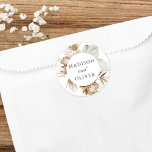 Beautiful Boho Botanische Gastgeschenk Hochzeit Runder Aufkleber<br><div class="desc">Dieses rustikale und dennoch elegante Design mit Gaumenaufklebern zeichnet sich durch hübsche botanische Aquarelltöne und elegante Typografie aus. Dieses schicke Design ist eine ausgezeichnete Wahl für viele Arten von Veranstaltungen,  von klassisch bis boho. Individuell gestaltete Etiketten ergänzen Ihren Hochzeitsempfang oder Ihr Brautparty ...  und fügen diese besondere Touch hinzu!</div>