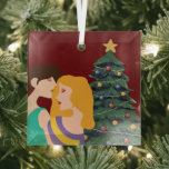 Beautiful Lesbian Paar Art Christmas Tree Red Ornament Aus Glas<br><div class="desc">Schönes lesbisches Weihnachtsgeschmack mit einem romantischen Schwulenpaar. Zwei Frauen halten sich in einer liebevollen Umarmung vor einem festlichen Weihnachtsbaum auf einem hübschen Schmuckgeschenk für LGBT-Freunde</div>