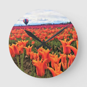 Beautiful Tulip Field with Hot Air Balloon, Oregon Runde Wanduhr