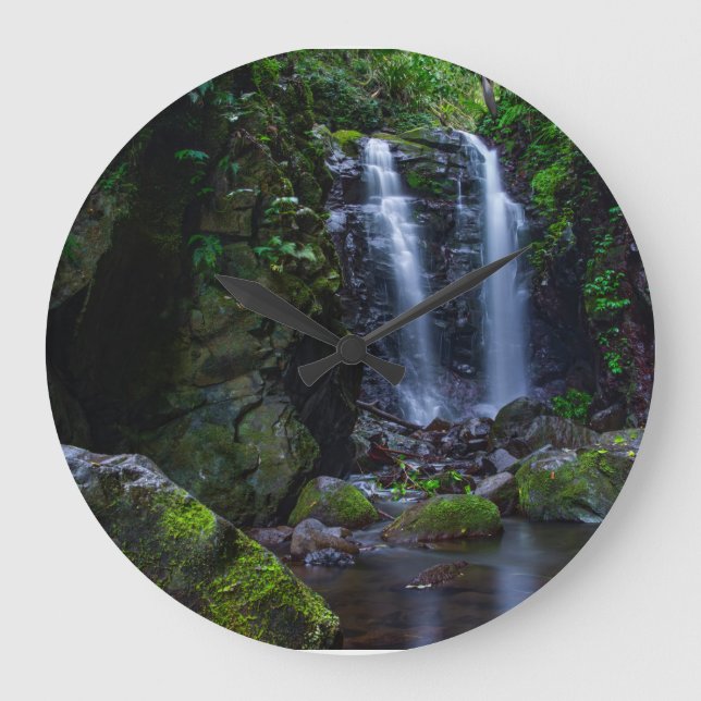 Beautiful waterfall in rainforest große wanduhr (Vorderseite)
