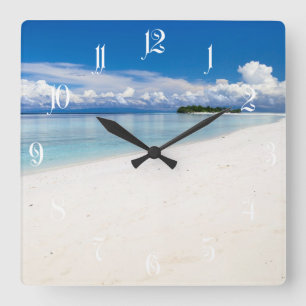 Beautiful white sand beach and turquoise ocean quadratische wanduhr