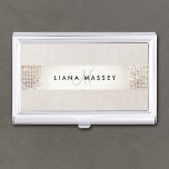 Beauty Consultant Chic Monogram & Name Sequin Visitenkarten Dose<br><div class="desc">Festive and glamorous, this retro inspired business card is perfect for entertainment professionals whether it be an event coordinator, fashion stylist or makeup artist. Digital image of sparkly silver sequin on beige linen background. Digital image of tan linen background, sequins are NOT real. A flashy girlie card case perfect for...</div>