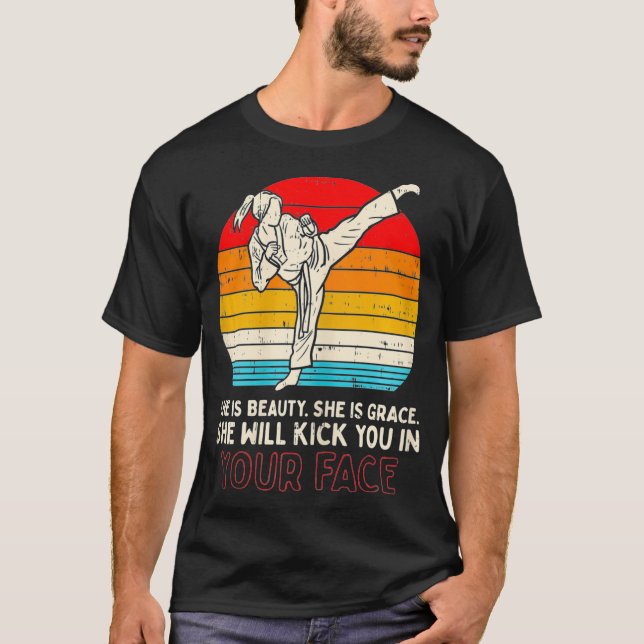 Beauty Grace Kick Face Girl Karate Geschenk T-Shirt (Vorderseite)
