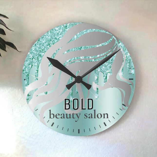 Beauty Salon Name Silver + Aqua Blue Glitter Drips Runde Wanduhr (Von Creator hochgeladen)