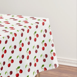 Beaux fruits de cerise sur une nappe blanche
