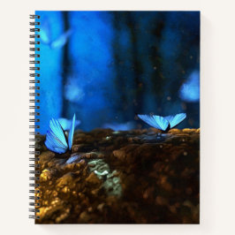 Beaux papillons dans un Meadow Journal