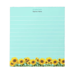 Beaux tournesols sur un bloc-notes ligné bleu ciel