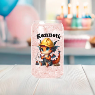 Bébé dragon dans un casquette dur construit une to