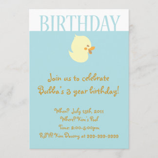 Bébé mignon avec invitation à l'anniversaire bleu