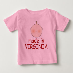 Bébé mignon fait dans le T-shirt de la Virginie