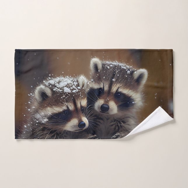 Bébé Raccoons se blottit dans la neige tombante (Serviette à main)
