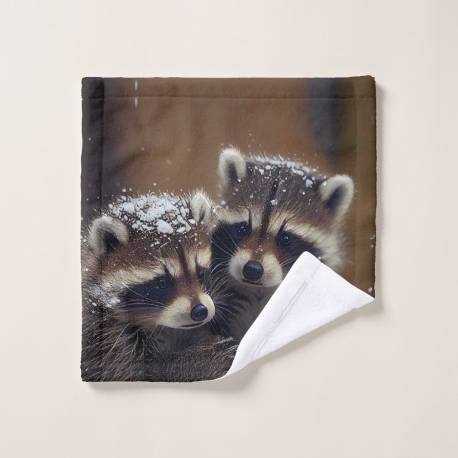 Bébé Raccoons se blottit dans la neige tombante (Gant de toilette)