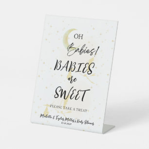 Bébés sont Baby shower doux signe de piédestal
