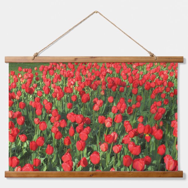 Bed of Red Tulips 02 Wandteppich Mit Holzrahmen (Vorne)