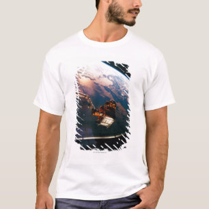 Bedecken Sie von Raumfähre 3 mit Erde T-Shirt