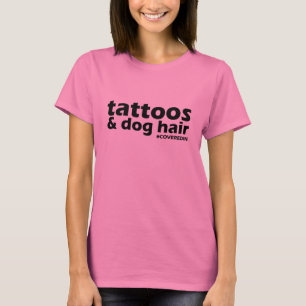 Bedeckt im Hundehaar u. im Tätowierungs-Shirt T-Shirt