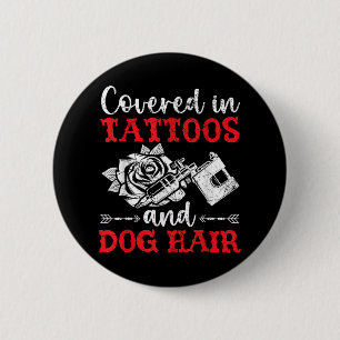 Bedeckt in Tattoos und Hundefellen Tattoo Button