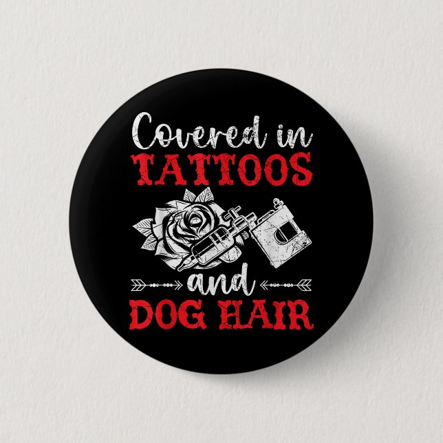 Bedeckt in Tattoos und Hundefellen Tattoo Button (Vorderseite)